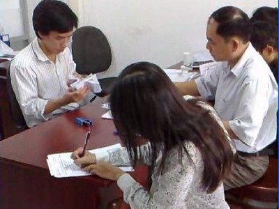 Nhiều trường tiếp tục 'xé rào' xét tuyển NV2 Thí sinh và phụ huynh đến nộp hồ sơ xét tuyển NV2 tại trường ĐH Quốc tế Hồng Bàng (ảnh chụp từ đoạn video)