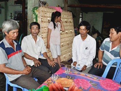 Bé gái 14 tuổi bị hai anh rể hại đời đã sinh con Bé gái 14 tuổi bị hai anh rể hại đời đã sinh con