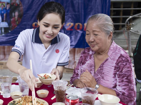 Mai Phương Thúy giản dị nấu ăn cho các nghệ sĩ già Mai Phương Thúy giản dị nấu ăn cho các nghệ sĩ già