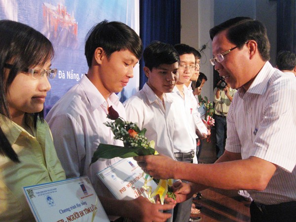 Trao 50 suất học bổng cho sinh viên tài năng vượt khó Bí thư T.Ư Đoàn Phan Văn Mãi trao học bổng cho các SV Ảnh H. Văn