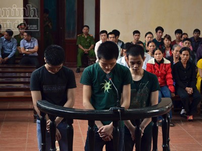Bé gái bị ba thanh niên hãm hiếp 2 lần trong một ngày Bé gái bị ba thanh niên hãm hiếp 2 lần trong một ngày