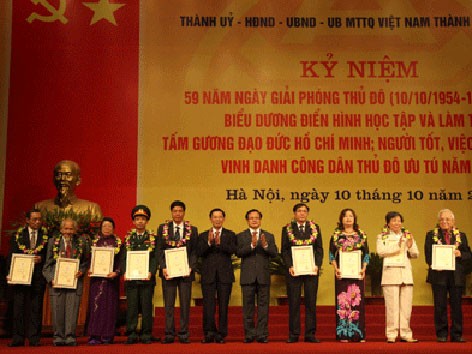 Vinh danh hơn 1.000 cá nhân, tập thể Vinh danh hơn 1.000 cá nhân, tập thể