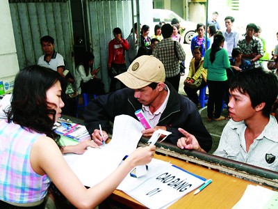 Ngành dễ đậu nguyện vọng 2: Coi chừng học phí cao Thí sinh nhận giấy báo điểm thi tại cơ quan đại diện Bộ GD&ĐT phía Nam