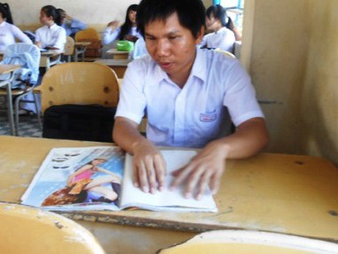 Chàng trai khiếm thị giỏi văn, nổi tiếng Chàng trai khiếm thị giỏi văn, nổi tiếng
