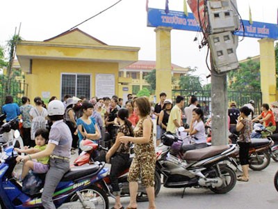 Phụ huynh vây trường vì 'sợ con không được vào lớp một' Phụ huynh vây trường vì 'sợ con không được vào lớp một'