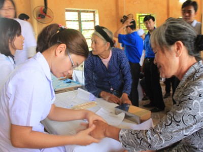 Khám bệnh, cấp thuốc cho người dân vùng lũ Khám bệnh, cấp thuốc cho người dân vùng lũ