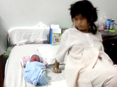 Công khai mua bán trẻ sơ sinh Bà mẹ tuổi teen và đứa con đang được rao bán