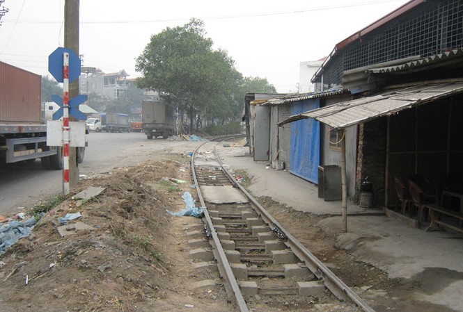Tàu chạy trên vỉa hè, đụng đâu chết đó Tàu chạy trên vỉa hè, đụng đâu chết đó