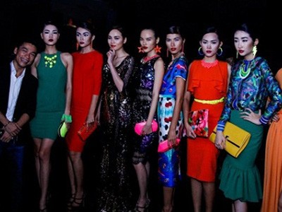 Kinh hoàng chiêu trò 'chặt chém' nhau của người đẹp Việt Kinh hoàng chiêu trò 'chặt chém' nhau của người đẹp Việt