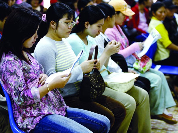 Tăng tuổi hưu, thời gian nghỉ thai sản Nhiều ý kiến cho rằng nên tăng thời gian nghỉ sau khi sinh lên 6 tháng Ảnh: Hồng Vĩnh