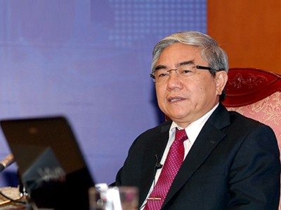 Điều tra cháy xe cần theo hướng xăng dầu Bộ trưởng KH&CN Nguyễn Quân: “Song song với việc tiếp tục điều tra nguyên nhân gây cháy nổ, các bộ, ngành phải kiểm soát thật chặt chất lượng xăng dầu kể từ thời điểm này và cần theo dõi, phân tích kịp thời tình hình cháy nổ xe trong giai đoạn tới”
