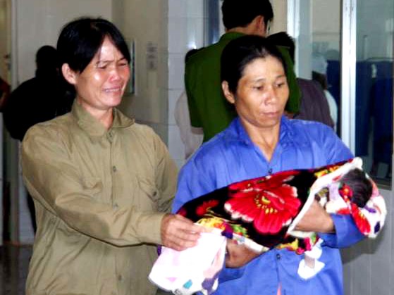 Khởi tố vụ án làm ba trẻ tử vong sau tiêm vaccine Gia đình bệnh nhi xấu số đưa con về mai táng