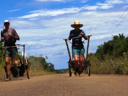 Cặp đôi kéo xe đi bộ 10.300 km xuyên Nam Mỹ Cặp đôi kéo xe đi bộ 10.300 km xuyên Nam Mỹ