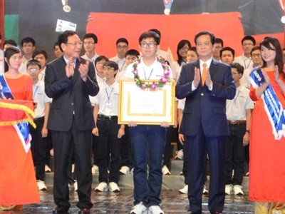 Thủ tướng trao Huân chương Lao động cho 'cậu bé vàng' Thủ tướng trao Huân chương Lao động cho 'cậu bé vàng'