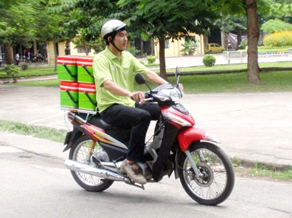 Sinh viên đi chợ thuê Thức ăn sau khi sơ chế giao cho khách hàng