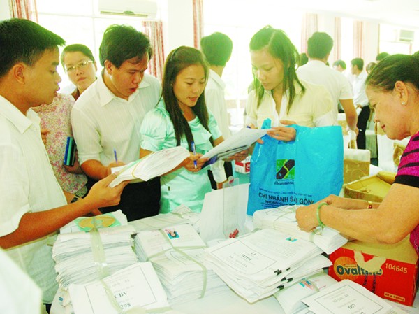 Nhiều ngành thí sinh tự 'chọi' với mình Đại diện Sở GD-ĐT các tỉnh thành bàn giao hồ sơ ĐKDT ĐH, CĐ năm 2012
tại TPHCM Ảnh: Quang Phương