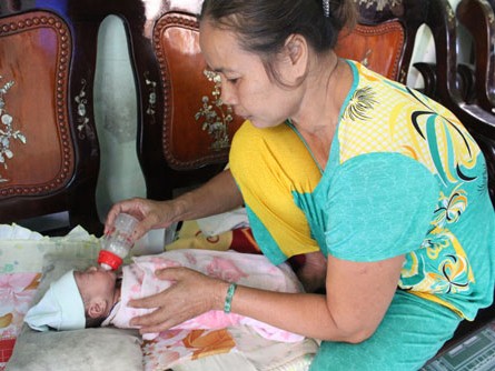 Giải cứu thành công bé gái bị chôn sống Giải cứu thành công bé gái bị chôn sống