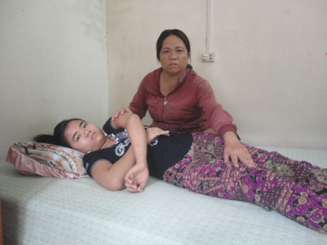 Cô gái trẻ liệt giường vì bệnh hiểm nghèo Cô gái trẻ liệt giường vì bệnh hiểm nghèo