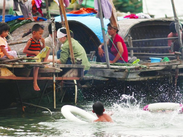 Hai tháng, 200 trẻ chết đuối: Dạy bơi trên giấy Hai tháng, 200 trẻ chết đuối: Dạy bơi trên giấy
