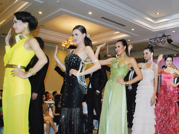 Khởi động giải Siêu mẫu Việt Nam 2012 Các nữ thí sinh trong giải Siêu mẫu 2012 đang trình diễn