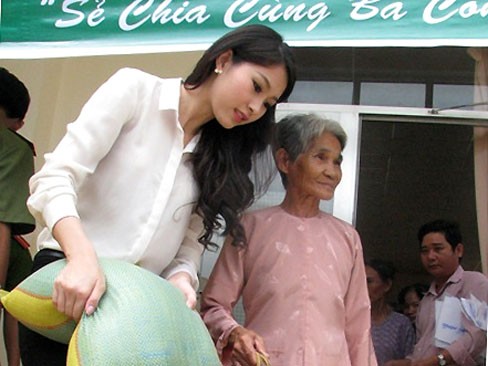 Hoa hậu Thu Thảo mang xuân giúp dân nghèo Hoa hậu Thu Thảo mang xuân giúp dân nghèo