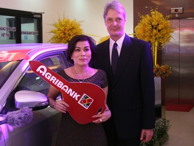 Agribank trao giải đặc biệt chiếc ô tô Camry 2.5G thứ 2 Agribank trao giải đặc biệt chiếc ô tô Camry 2.5G thứ 2