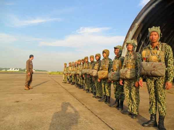 Đặc công cơ động trên không Lính đặc công trước giờ lên máy bay Ảnh: B.P