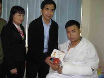 Trao tặng Huy hiệu Tuổi trẻ dũng cảm cho Thượng sỹ bắt trộm Trao tặng Huy hiệu Tuổi trẻ dũng cảm cho Thượng sỹ bắt trộm