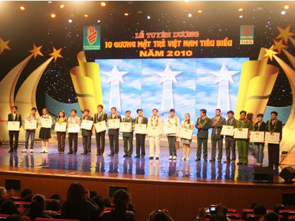 Vinh danh 10 gương mặt trẻ tiêu biểu Việt Nam 2010 Vinh danh 10 gương mặt trẻ tiêu biểu Việt Nam 2010