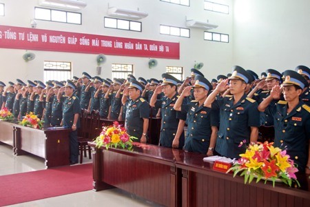 Chiến sĩ không quân viếng Đại tướng Võ Nguyên Giáp Chiến sĩ không quân viếng Đại tướng Võ Nguyên Giáp