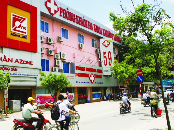 Bác sỹ ngoại khám bệnh “chui” Phòng khám 59 Khương Trung (Hà Nội) vừa bị cơ quan chức năng “sờ gáy” Ảnh: Hồng Vĩnh