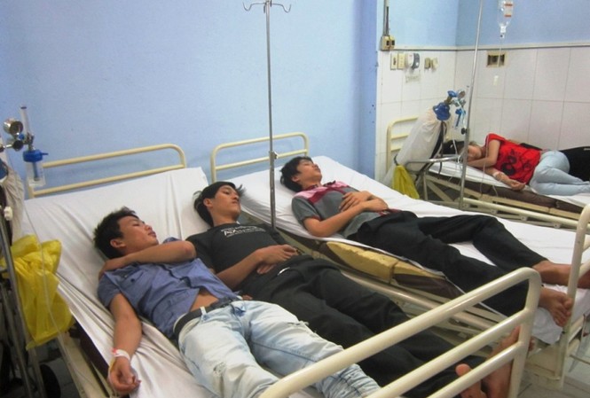 Sau bữa tối, hơn 100 công nhân nhập viện Sau bữa tối, hơn 100 công nhân nhập viện