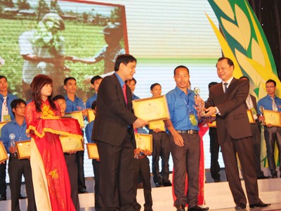 300 nhà nông trẻ nhận giải Lương Định Của 300 nhà nông trẻ nhận giải Lương Định Của
