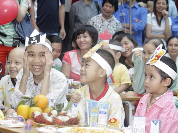 Sưởi ấm trẻ thiệt thòi Niềm vui của những đứa trẻ tại bệnh viện K Tam Hiệp