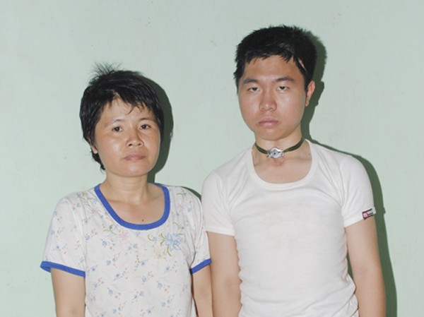 Mẹ ung thư, con mang bệnh nặng cần giúp đỡ Mẹ con chị Thư