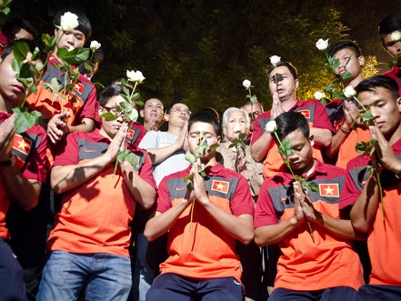 U19 Việt Nam quỳ trước nhà Đại tướng xin vào viếng trong đêm U19 Việt Nam quỳ trước nhà Đại tướng xin vào viếng trong đêm