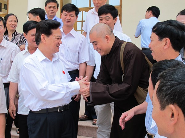 Tiếp tục chấn chỉnh công tác quản lý về đất đai Thủ tướng Nguyễn Tấn Dũng trò chuyện với cử tri huyện Thủy Nguyên
Ảnh: Phạm Duẩn