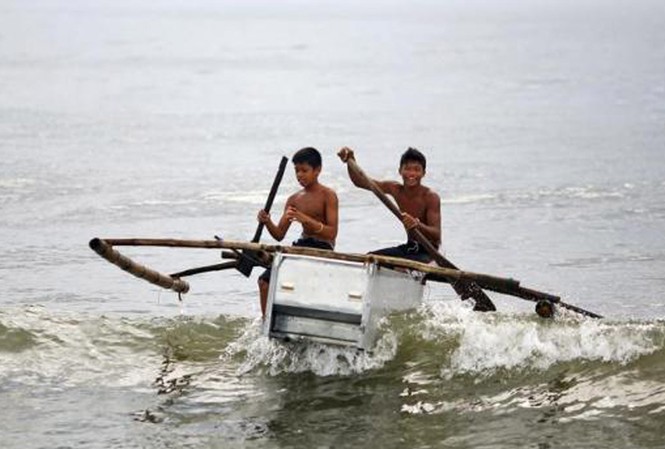 Ngư dân Philippines lại ra khơi sau bão Haiyan Ngư dân Philippines lại ra khơi sau bão Haiyan