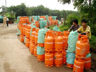 Giá gas giảm 9.000 - 10.000 đồng/bình 12kg Giá gas giảm 9.000 - 10.000 đồng/bình 12kg
