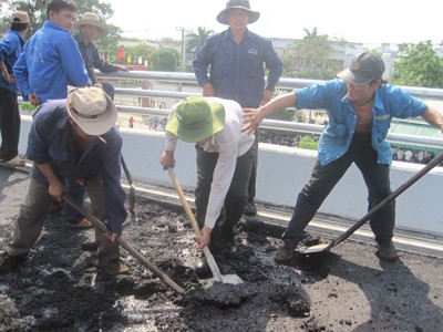 Cầu vượt thép mới sử dụng đã lún Cầu vượt thép mới sử dụng đã lún