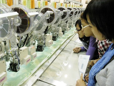 Giải bài toán phát triển bền vững Tham quan dây chuyền dệt may tiên tiến