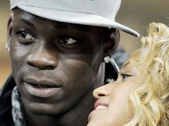 Mỹ nhân khẩu chiến vì 'Siêu quậy' Balotelli Mỹ nhân khẩu chiến vì 'Siêu quậy' Balotelli