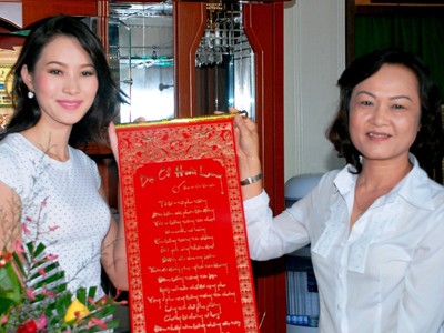 Hoa hậu Đặng Thu Thảo tặng hai tấn gạo cho bếp ăn từ thiện Hoa hậu Đặng Thu Thảo tặng hai tấn gạo cho bếp ăn từ thiện
