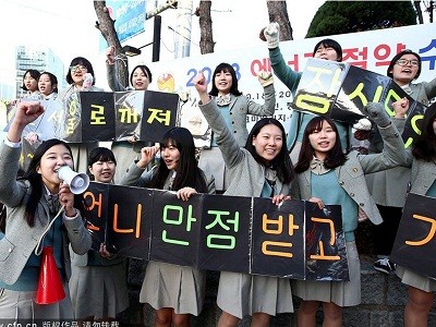 Học sinh Hàn Quốc căng thẳng với kỳ thi Đại học 2013 Học sinh Hàn Quốc căng thẳng với kỳ thi Đại học 2013