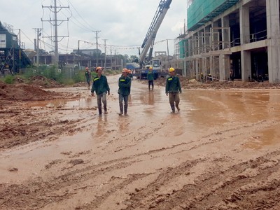 Nhà máy phân bón DAP2 chậm tiến độ do đâu? Đơn vị thi công khiếp đảm với con đường lầy lội