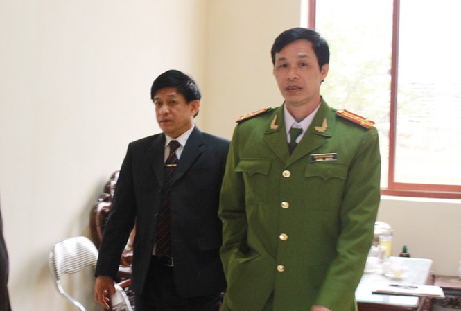 Công an làm việc với lãnh đạo huyện Tiên Lãng Công an làm việc với ông Lê Văn Hiền (trái)