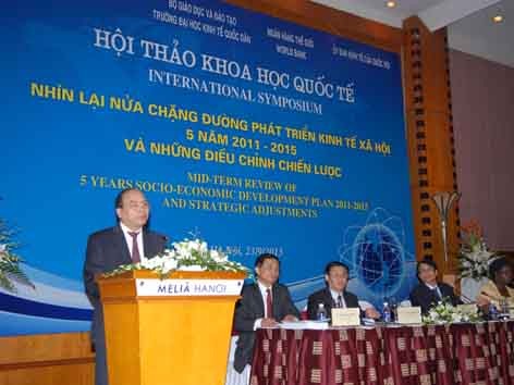 Cần giảm thuế phí, chi tiêu công Cần giảm thuế phí, chi tiêu công
