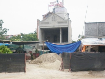 Bị đình chỉ, nhà hai tầng vẫn 'hiên ngang' mọc lên Bị đình chỉ, nhà hai tầng vẫn 'hiên ngang' mọc lên