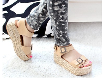Sandal đế 'bánh mỳ' cho hè thêm cá tính Sandal đế 'bánh mỳ' cho hè thêm cá tính