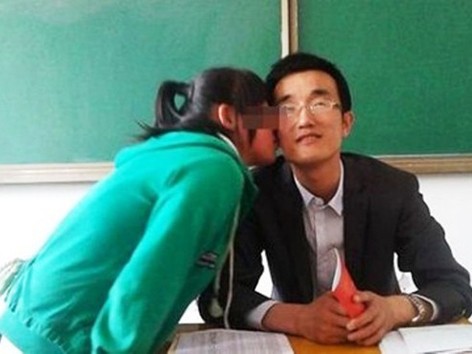 Thầy giáo bị đuổi vì bắt học sinh hôn mình Thầy giáo bị đuổi vì bắt học sinh hôn mình